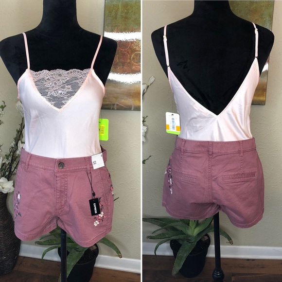 Express Mid Rise Floral Embroidered Twill Shorts 4 - Picture 7 of 8